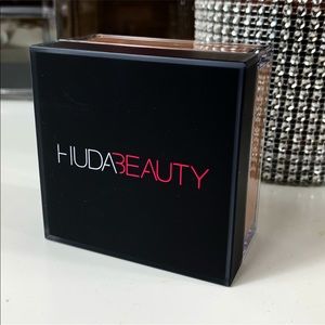 HUDA BEAUTY Easy Bake Baking & Setting Powder